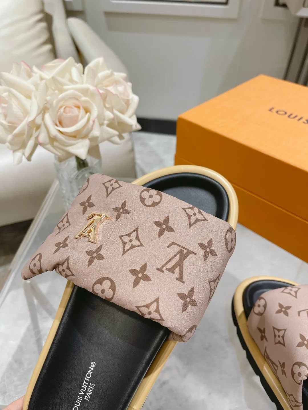 👟👟Ex-factory price 360👟👟 Lvjia brand | ²⁰²5 𝐬𝐬 💛2025 spring and summer latest popular Velcro series...Couple style thick-soled slippers, new rare products at the purchasing level💫 🍒This style is the favorite of celebrities🌟big internet celebrities. A simple and elegant sandal. A good style that you can't take your eyes off at a glance! The thick sole has the effect of increasing the height of the feet. It has the function of elongating the legs immediately. It is exquisite and low-key luxury✔️ No matter it is paired with skirts or trousers, it is super aura🛍 ━━━━━ ЅᏇєєt ━━━━━ ▪️Upper: LV old floral fabric ▪️Outsole: original molded outsole ▪️Shoe size: 35-45
